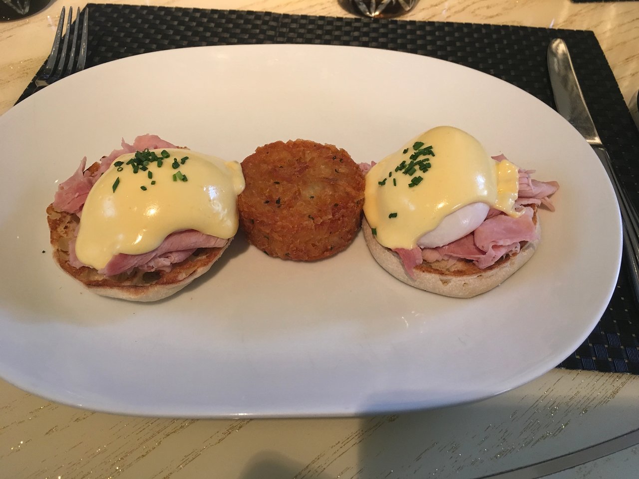 JARDIN signature dishes Classic Egg Benedict
Lobster Benedict
Crab Cakes
